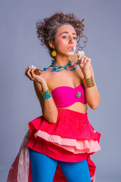 Güzel kız chokolate kremalı kek kiraz ile yiyor