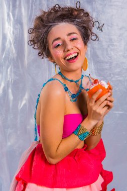 Renkli kiraz kek ile güzel kız 