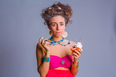 Güzel kız chokolate kremalı kek kiraz ile yiyor