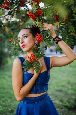 Üvez meyveleri olan güzel kadın