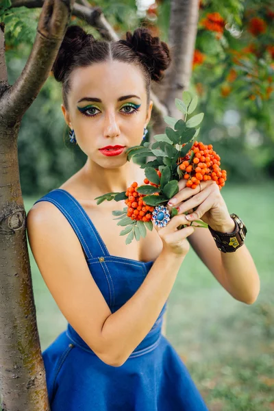 Mooie jonge vrouw met rowan bessen — Stockfoto