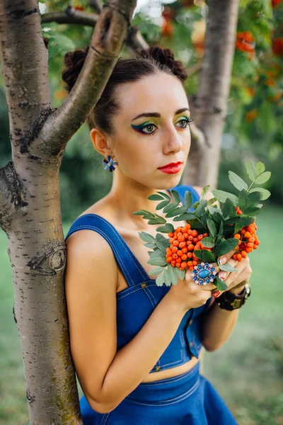 Красива молода жінка з суничними ягодами — стокове фото