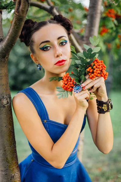 Piękna młoda kobieta z jagód jarzębiny — Zdjęcie stockowe