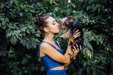 yorkshire terrier ile genç güzel kadın