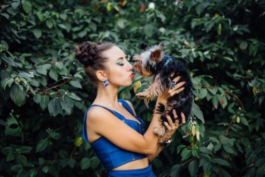 yorkshire terrier ile genç güzel kadın