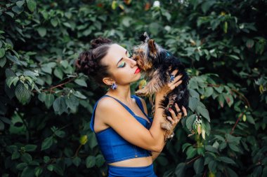 yorkshire terrier ile genç güzel kadın