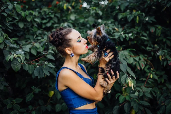 Giovane bella donna con Yorkshire Terrier — Foto Stock