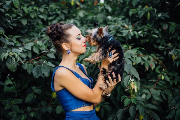 Giovane bella donna con Yorkshire Terrier — Foto Stock