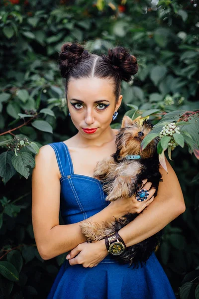 Joven hermosa mujer con Yorkshire Terrier — Foto de Stock