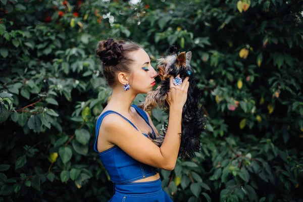 Joven hermosa mujer con Yorkshire Terrier — Foto de Stock