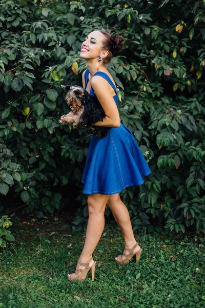 Jonge mooie vrouw met yorkshire terrier — Stockfoto