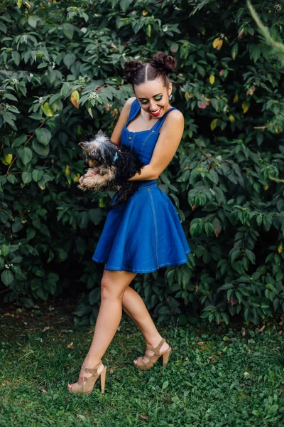 Joven hermosa mujer con Yorkshire Terrier — Foto de Stock