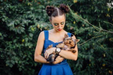 yorkshire terrier ile genç güzel kadın