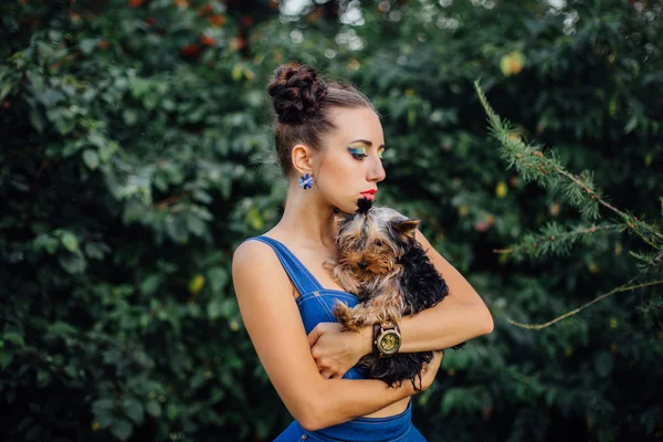 Junge schöne Frau mit yorkshire terrier — Stockfoto