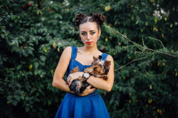 Junge schöne Frau mit yorkshire terrier — Stockfoto