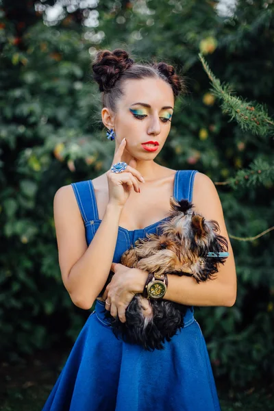 Jeune belle femme avec Yorkshire Terrier — Photo