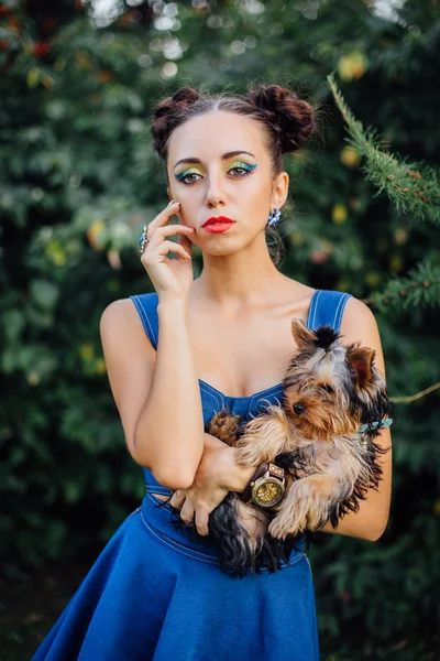 Joven hermosa mujer con Yorkshire Terrier — Foto de Stock