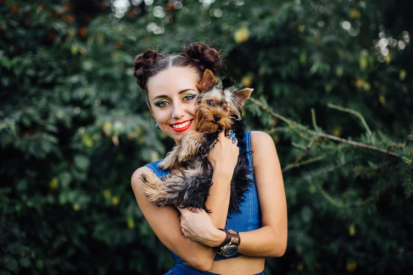 Jeune belle femme avec Yorkshire Terrier — Photo