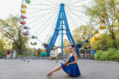 yorkshire terrier ile genç güzel kadın