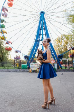 yorkshire terrier ile genç güzel kadın