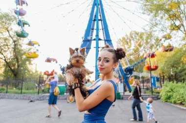 yorkshire terrier ile genç güzel kadın