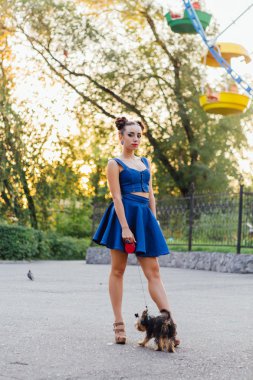 yorkshire terrier ile genç güzel kadın