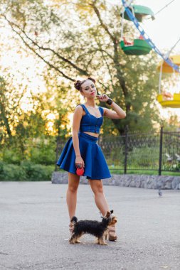 yorkshire terrier ile genç güzel kadın