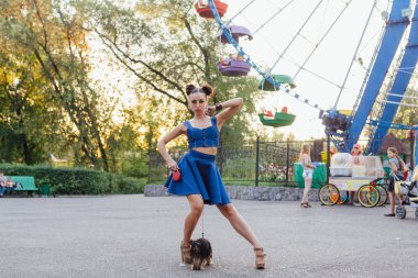 yorkshire terrier ile genç güzel kadın