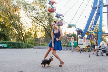 yorkshire terrier ile genç güzel kadın