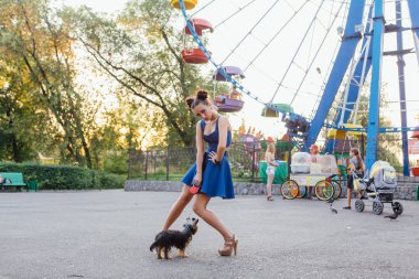 yorkshire terrier ile genç güzel kadın