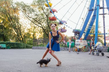 yorkshire terrier ile genç güzel kadın