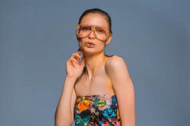 Şeker kız dudaklarından ang gözlük sprinkles.