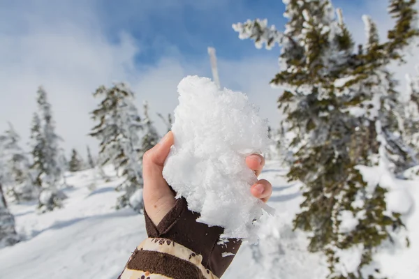 Pedazo de nieve en la mano —  Fotos de Stock