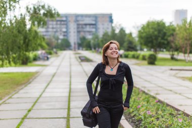 Yolda bir çanta güzel kadın.