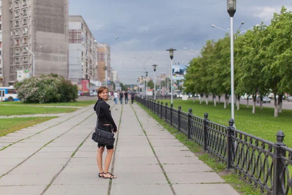 Belle femme avec un sac sur la route . — Photo