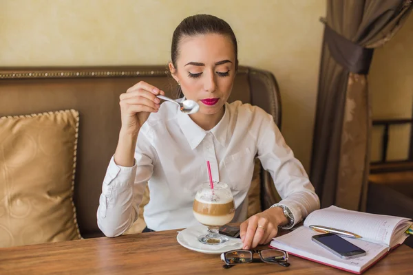 Деловая женщина пьет кофе латте в ресторане . — стоковое фото
