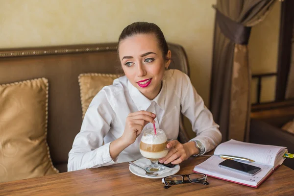 Podnikání žena pije káva latte v restauraci. — Stock fotografie