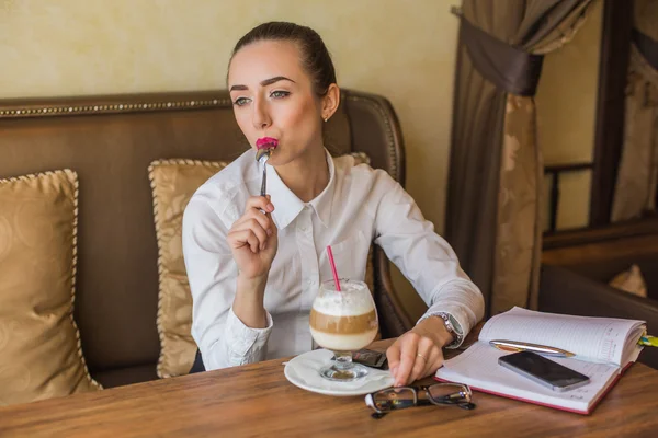 Podnikání žena pije káva latte v restauraci. — Stock fotografie