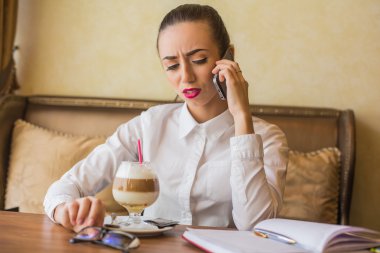 Restoranda Latte Kahve içmek iş kadın.