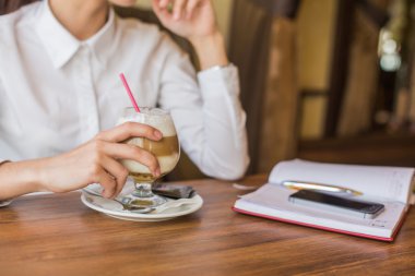 Restoranda Latte Kahve içmek iş kadın.