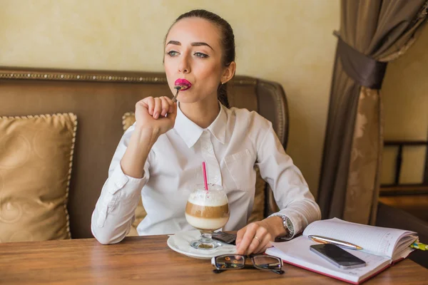 Podnikání žena pije káva latte v restauraci. — Stock fotografie