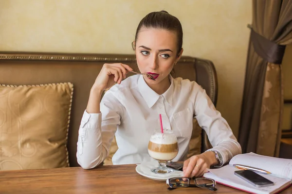 Podnikání žena pije káva latte v restauraci. — Stock fotografie