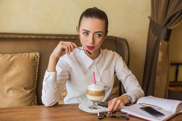 在餐厅里喝拿铁咖啡的女商人. — 图库照片