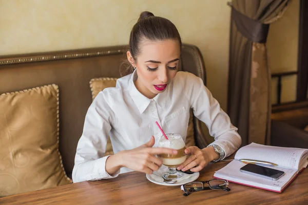 Деловая женщина пьет кофе латте в ресторане . — стоковое фото