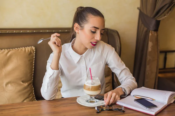 Podnikání žena pije káva latte v restauraci. — Stock fotografie