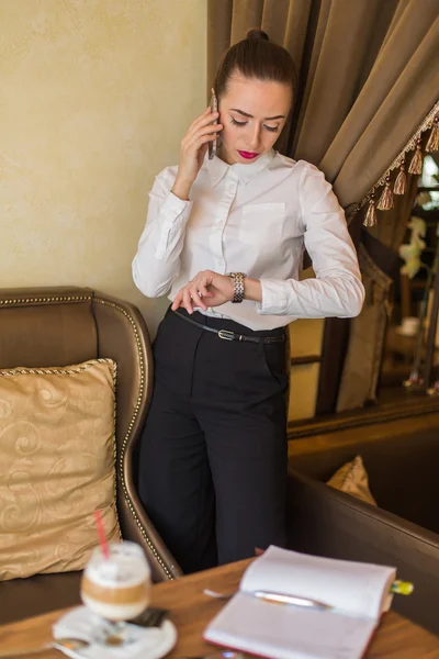 浅谈手机的年轻商业女人肖像 — 图库照片