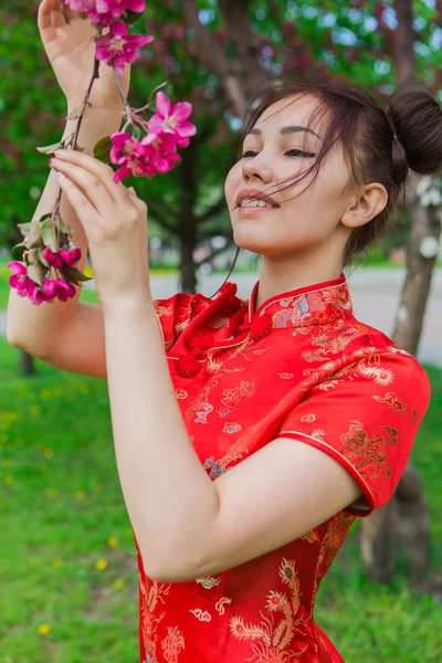 Hermosa chica asiática en vestido rojo chino tradicional . —  Fotos de Stock