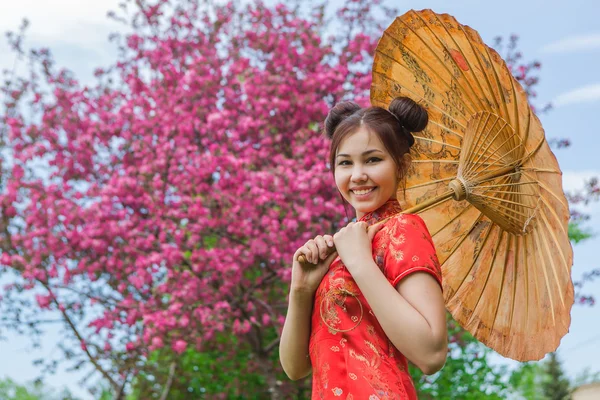 在传统的中国红美丽亚洲女孩打扮与竹伞. — 图库照片
