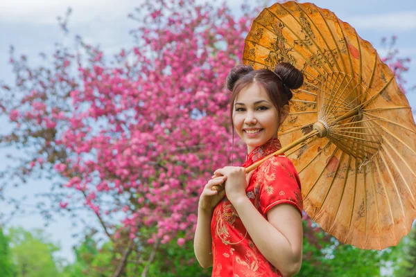 Güzel Asyalı kız geleneksel Çince kırmızı elbise ile bambu şemsiye. — Stok fotoğraf