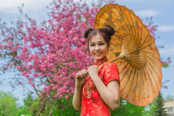 Güzel Asyalı kız geleneksel Çince kırmızı elbise ile bambu şemsiye. — Stok fotoğraf